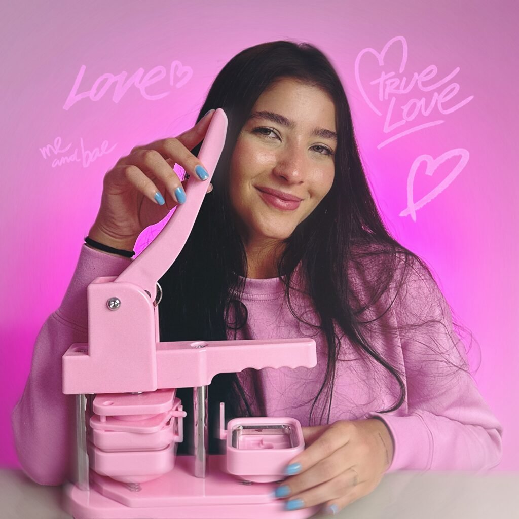 Isabella com a máquina usada para produzir os ímãs